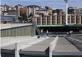 Operarios trabajando en las cubiertas de los Campos de Sport este verano.