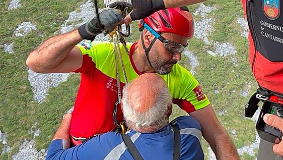 Rescatan a un senderista que sufrió un esguince severo en la zona de El Hachero
