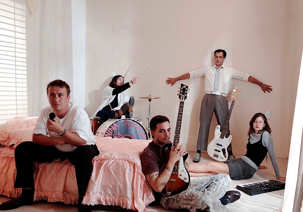 Álvaro Surma, Alberto Rojo, Luis Von Kobbe, Claudia Zuazo y Rubén Manchón forman Niña Polaca.