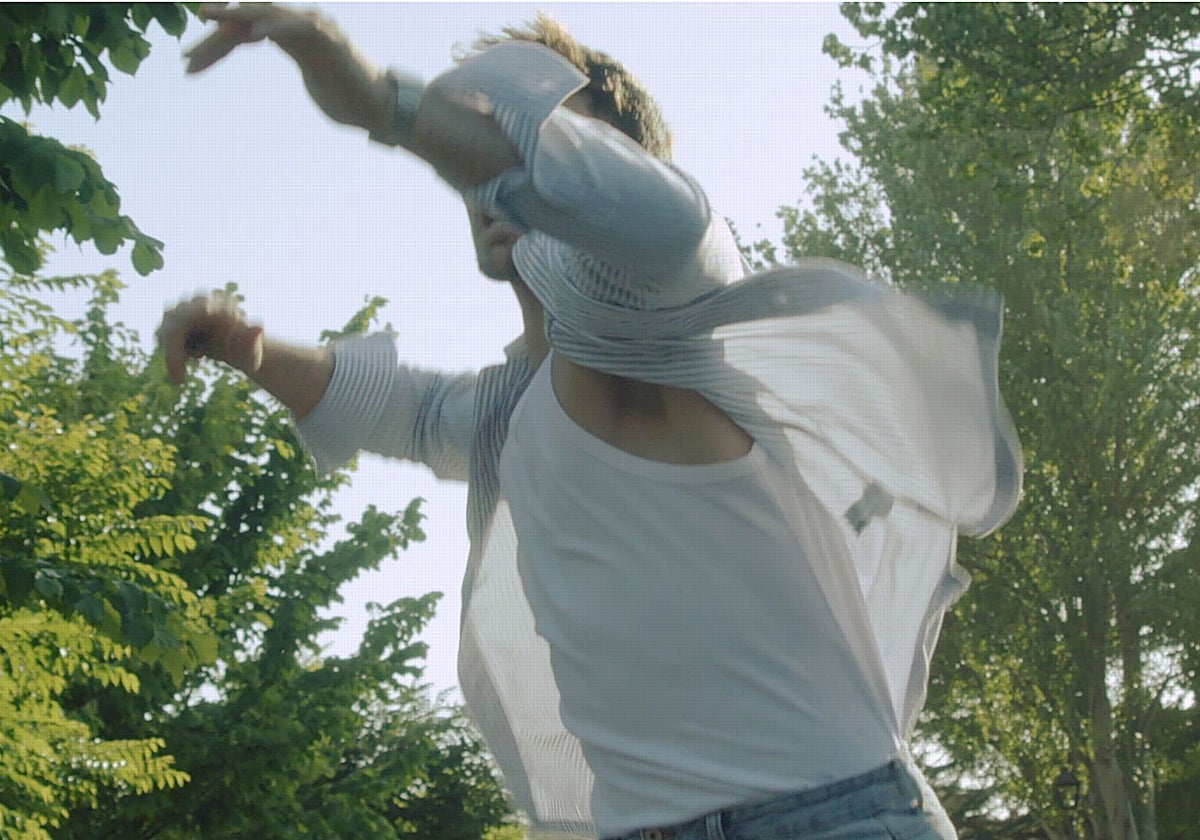 Un frame del videoclip que acompaña el lanzamiento