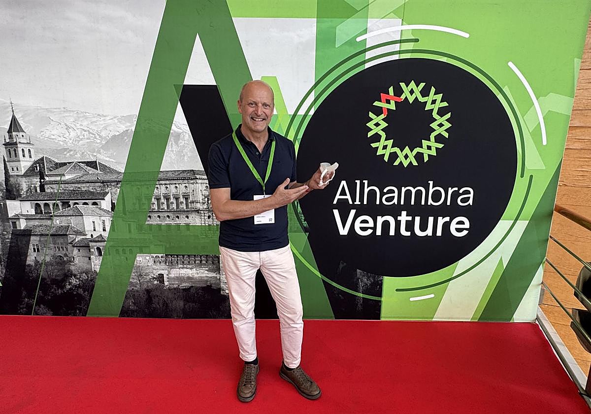 El doctor cántabro Julio Alonso muestra el dispositivo Airway Shield, con el que participó en Alhambra Venture.