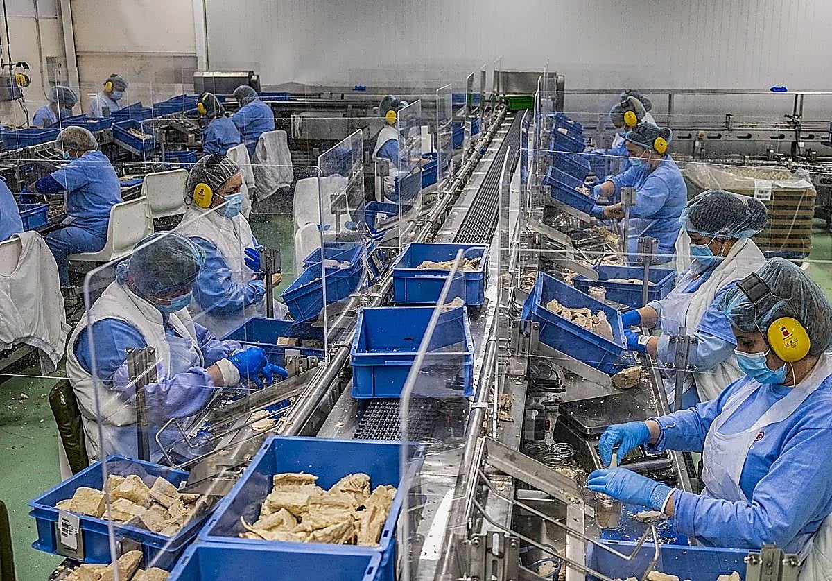 Trabajadoras del Grupo Consorcio en Santoña.