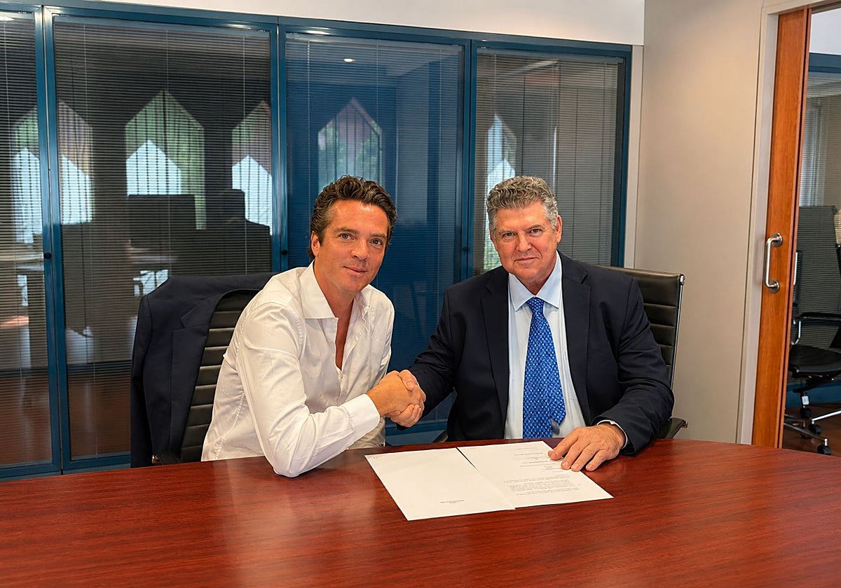 Mathieu Petithuguenin, presidente de Paprec Group, junto a Santiago Díaz Zavala (derecha), vicepresidente ejecutivo de Sadisa.