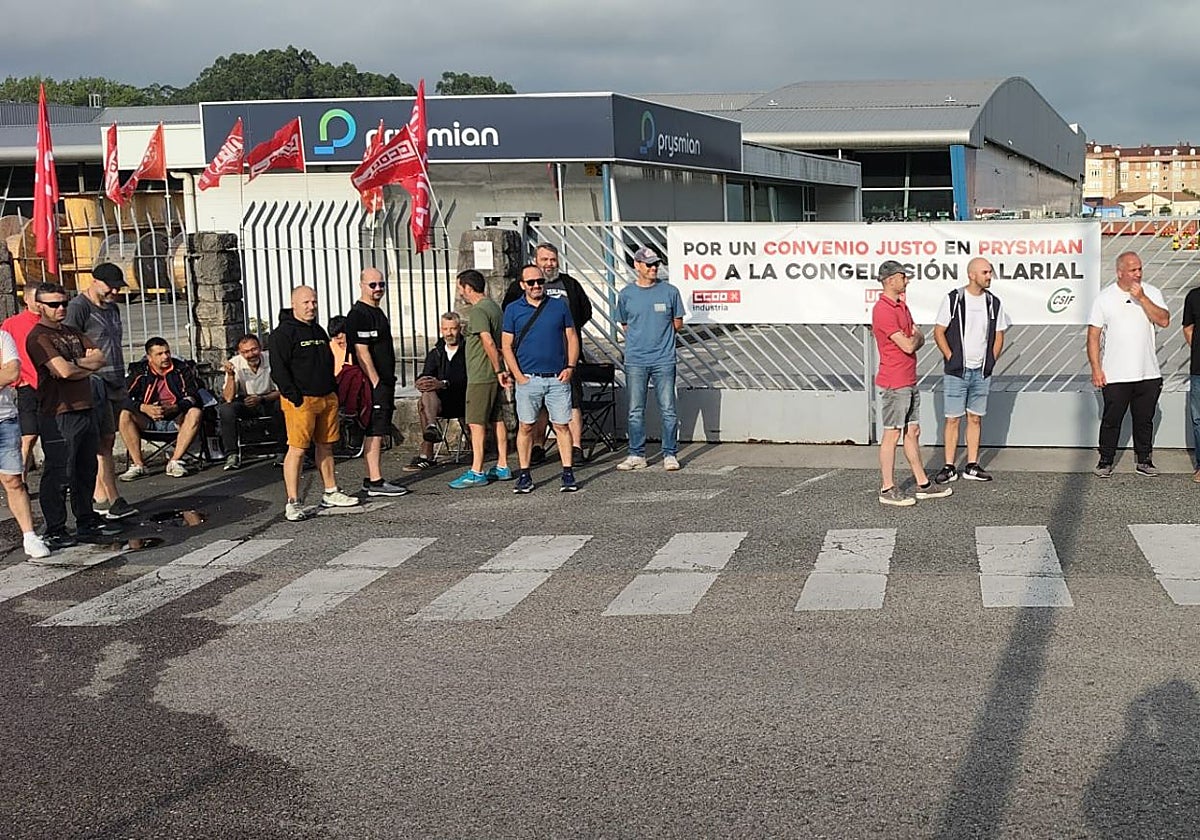 Huelga de los trabajadores de Prysmian en Maliaño el pasado 30 de junio.