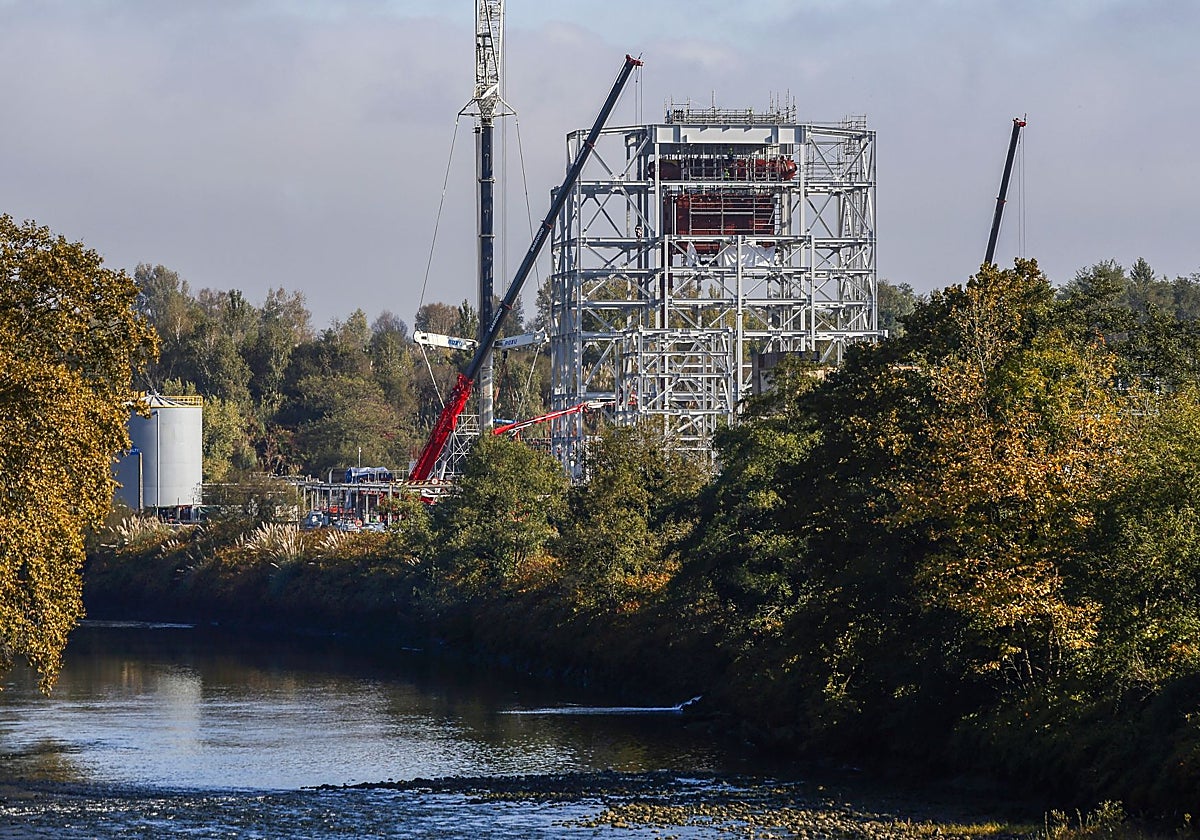 La planta de biomasa de ENSO en Torrelavega, presupuestada en 250 millones, toma forma en Solvay
