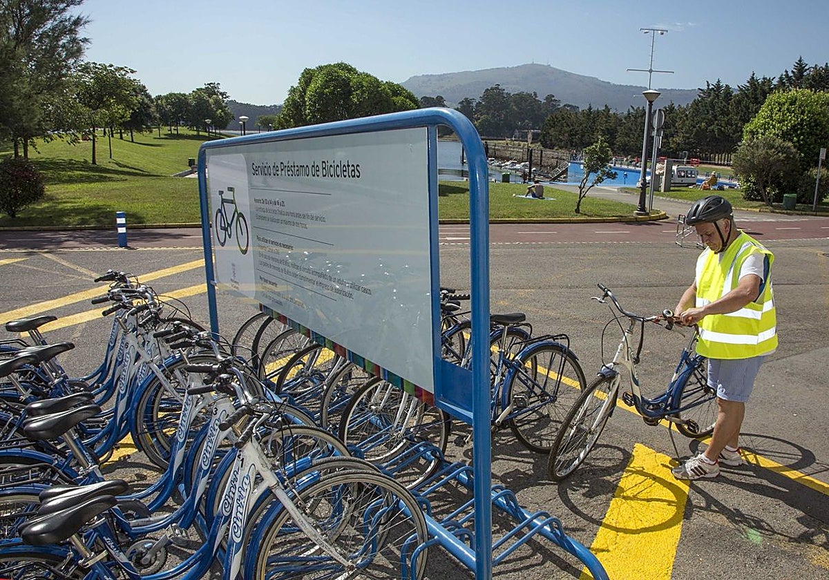 Un usuario coge una bicicleta en Punta Parayas.
