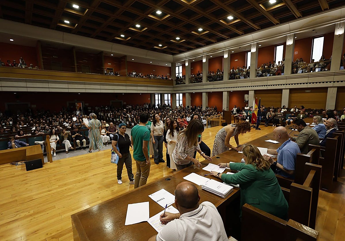 Los docentes, durante la firma del título de funcionarios en el Paraninfo de la UC.