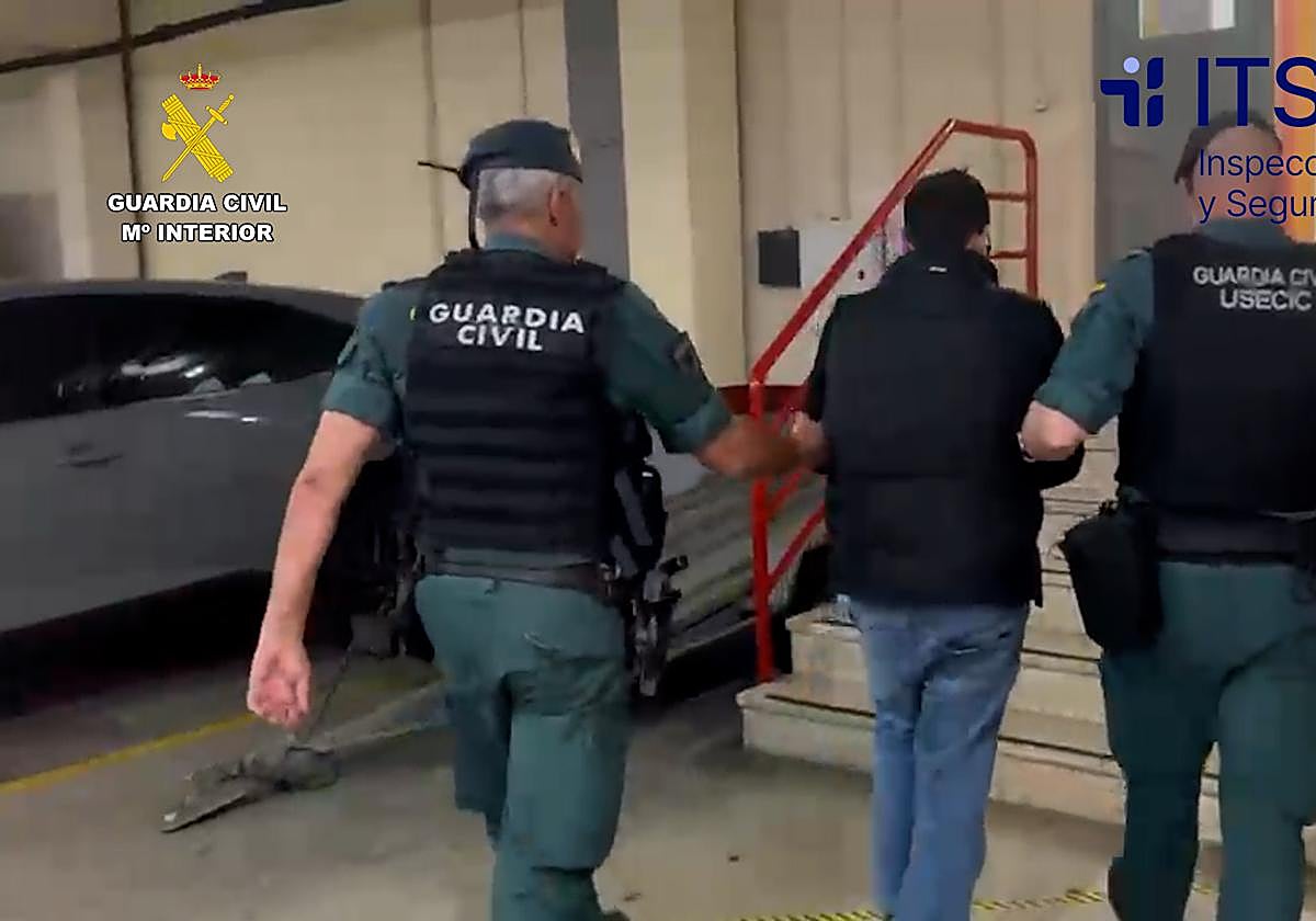 La Guardia Civil arresta a uno de los implicados.