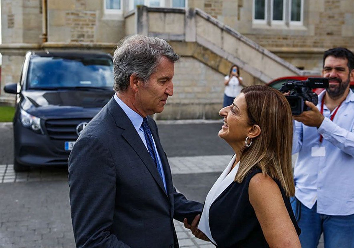 Alberto Núñez Feijóo y María José Sáenz de Buruaga se encuentran a las puertas del Palacio de La Magdalena.