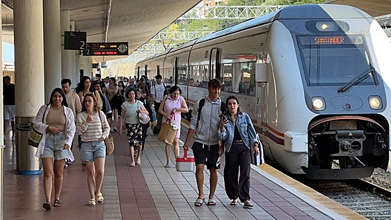 El tren playero a Santander estrena temporada: «Será nuestro primer baño del verano»