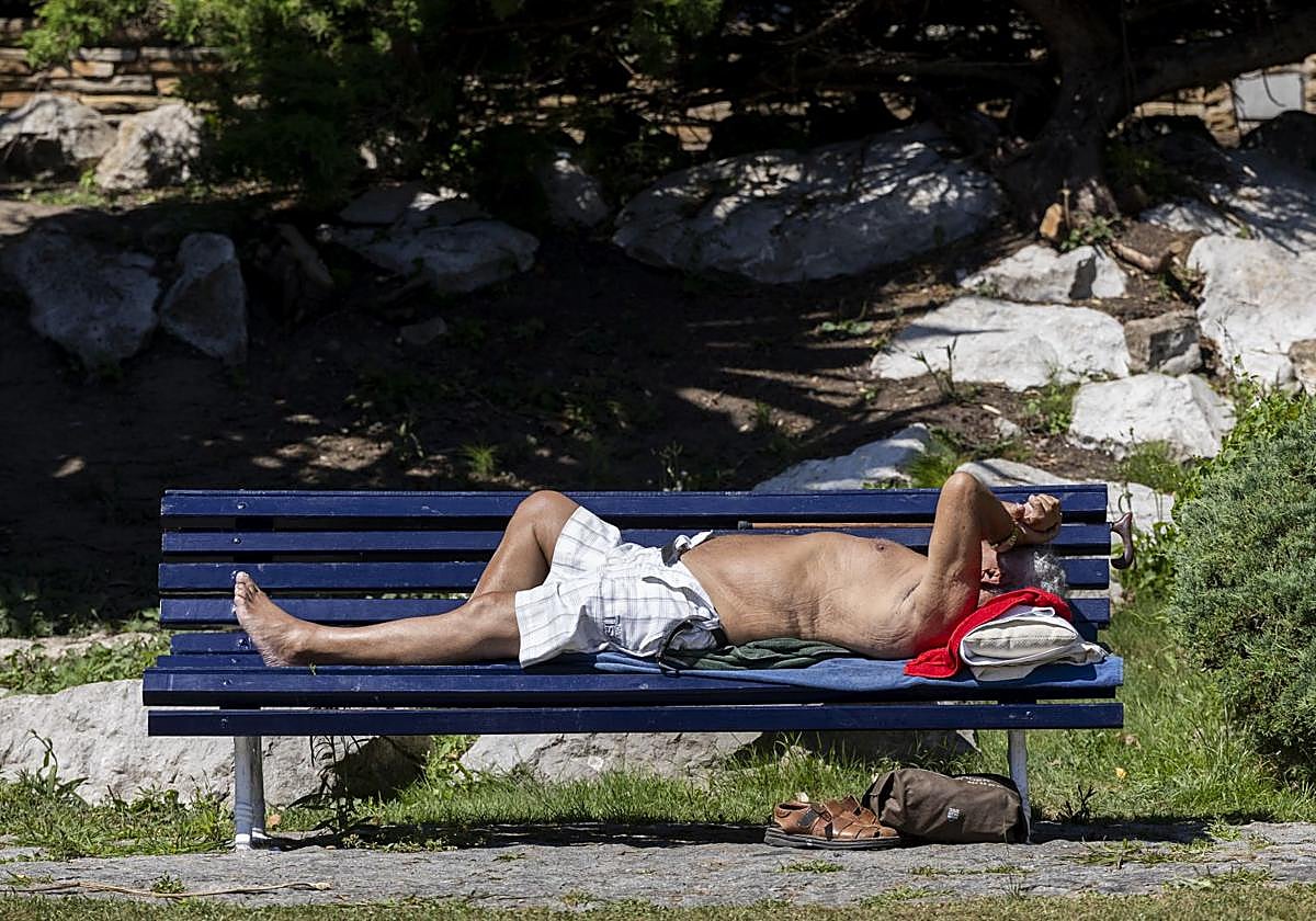 Un hombre al sol este domingo en Santander.