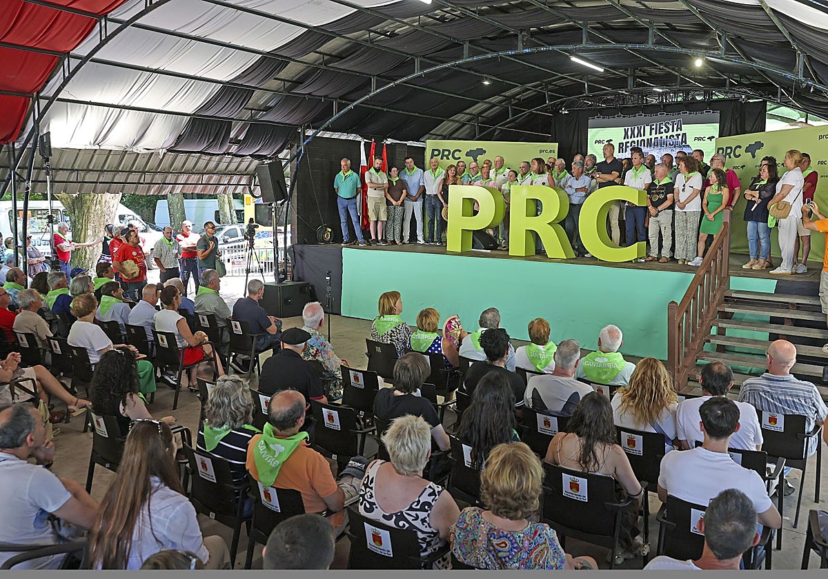 Paula Fernández y Miguel Ángel Revilla, arropados en el estrado por alcaldes y cargos del partido, intervienen durante la fiesta regionalista de Cabezón de la Sal.