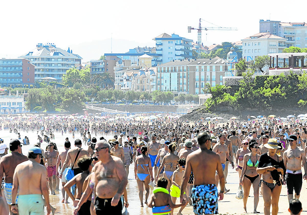 Una imagen de los arenales de El Sardinero, ayer, abarrotados.