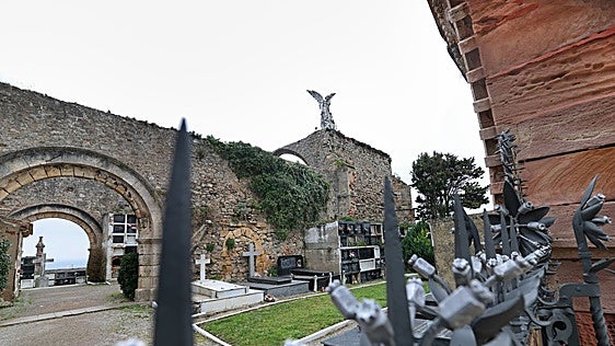 El Obispado inicia la redacción del proyecto de rehabilitación del cementerio de Comillas