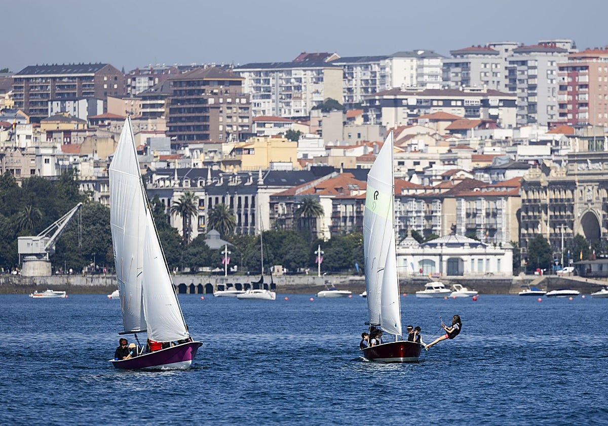 Barcos por la Bahía de Santander en un típico día de verano.