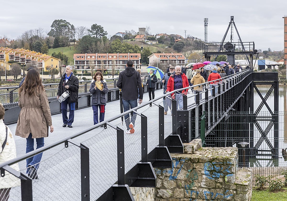 Los primeros transeúntes en diciembre cruzando el recién restaurado Puente de los Ingleses.