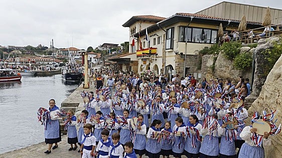 Comillas llena de promesas al Cristo en procesión