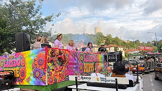 Un atasco parte en dos el desfile de la Fiesta Hippie de Laredo