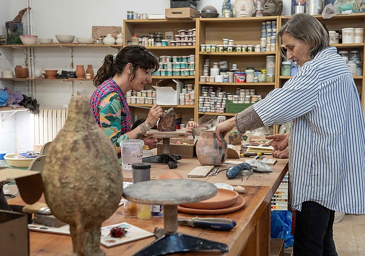 Dos mujeres durante los talleres de cerámica impartidos este año en La Vidriera.