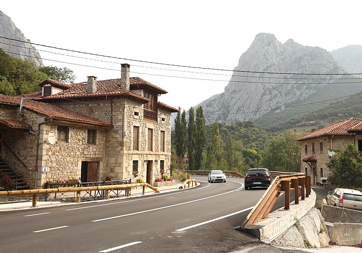 Uno de los puntos de la carretera N-621 por su paso por la localidad de Lebeña.