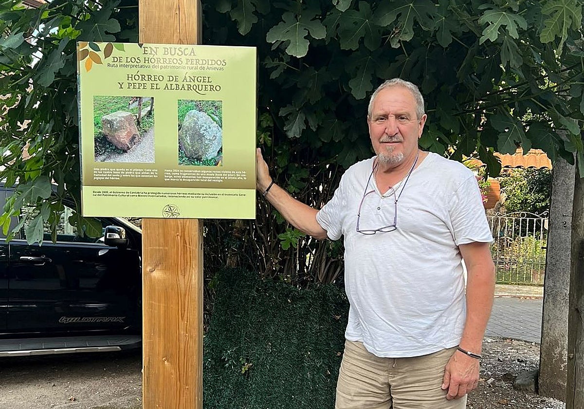 El alcalde, Agustín Pernía, con el cartel de inicio de la ruta.
