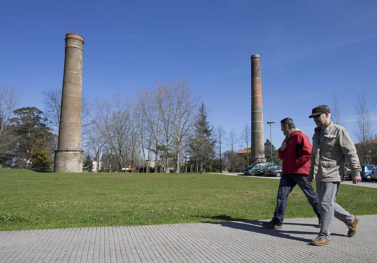 Las chimeneas de La Cantábrica en El Astillero, a un paso de su rehabilitación