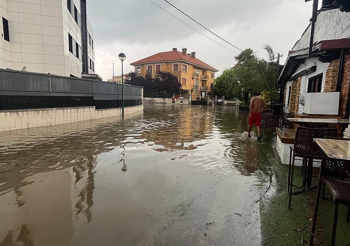 Algunas calles de Suances se han inundado por la intensidad de la lluvia.