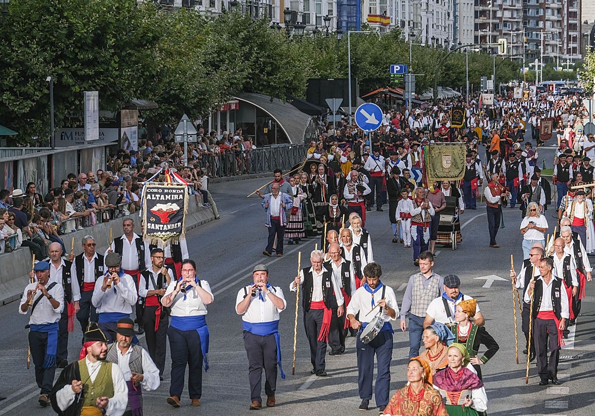 El pasacalles regional llena cada año el centro de agrupaciones y de un público que acude en masa a seguir el desfile.