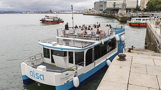 El barco de Alsa entre Santander y Somo mueve a 20.000 viajeros en su primer mes