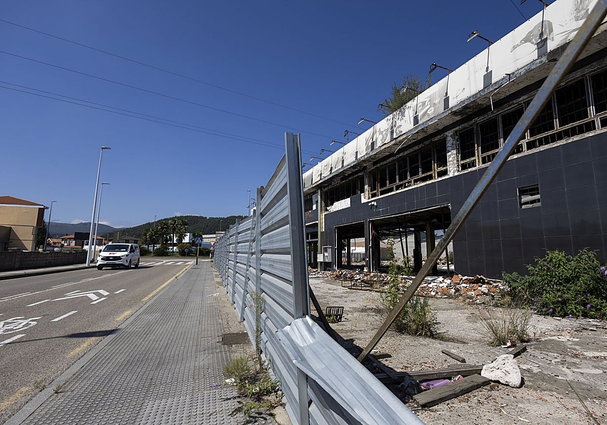 El bazar de Campuzano, objeto de robos e intrusiones dos años después de arder