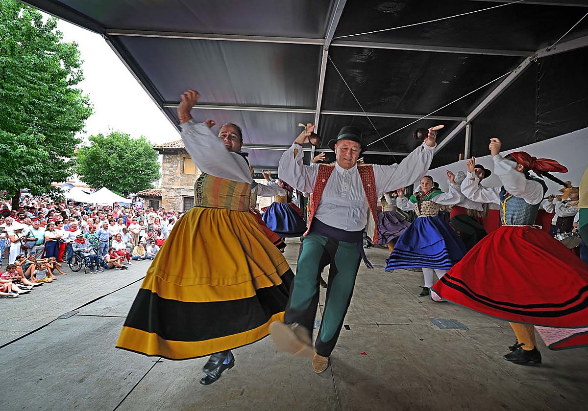 Danzas tradicionales y demostraciones de folclore, sobre el escenario de la Plaza de la Bodega.