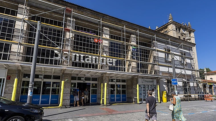 La estación de Feve en Santander, rodeada de andamios para reparar la cubierta del edificio
