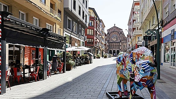 Los bisontes toman el centro de Torrelavega para guiar a los turistas hasta La Lechera