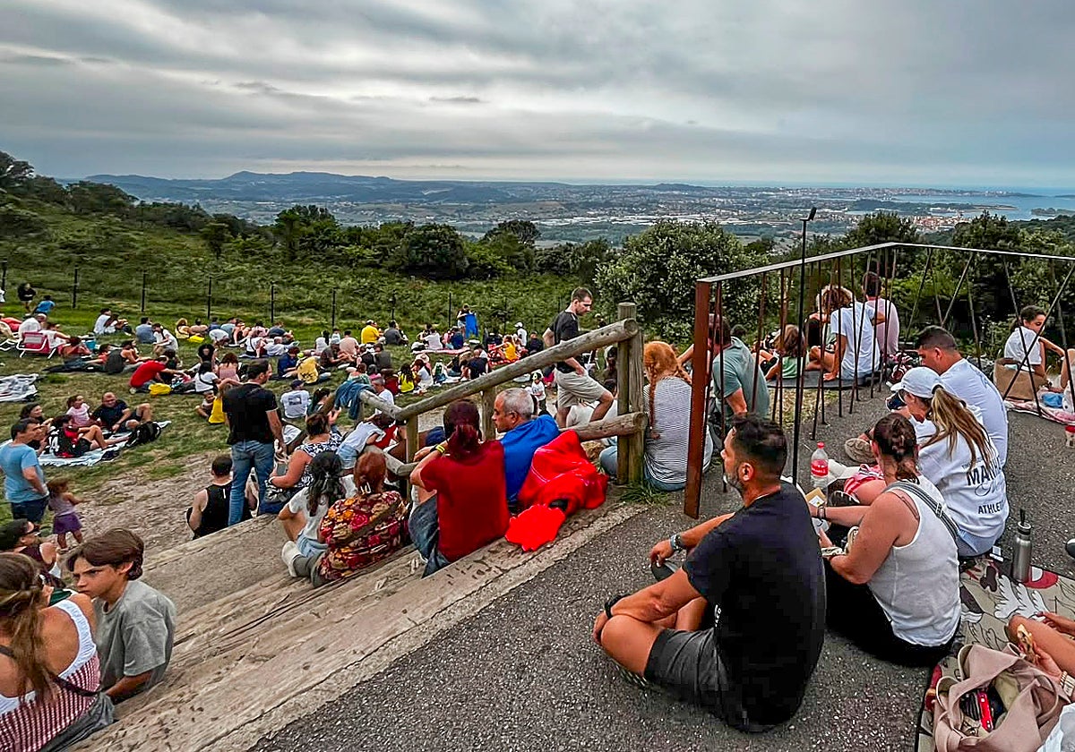 Unas 500 personas eligieron el mirador del Rubí, a 281 metros de altitud, para contemplar el eclipse y la puesta de sol.