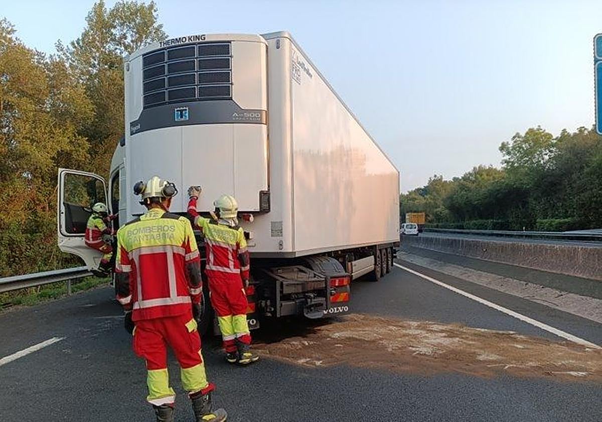 Reabre la A-8 en Laredo después de cinco horas cerrada al tráfico por el accidente de un camión