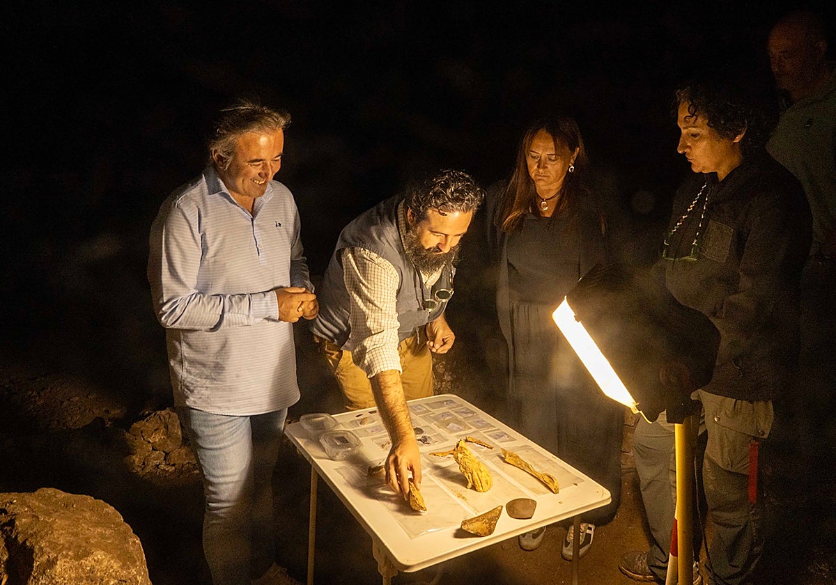 El alcalde de Camargo, Diego Movellán, durante su visita a la cueva.