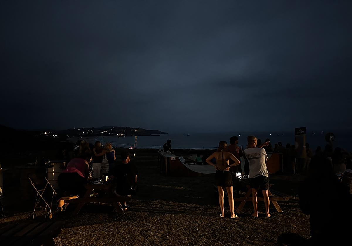El eclipse en San Vicente de la Barquera no se vio por la extensa nubosidad, pero eso no impidió que la villa se quedase a oscuras por unos instantes.