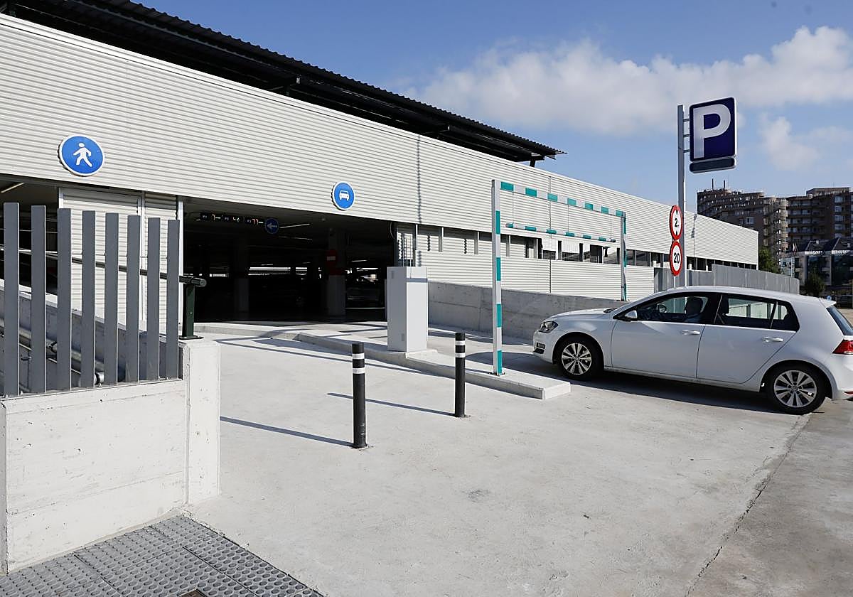 El aparcamiento del Ferial de Torrelavega confirma su éxito dos meses después de su apertura