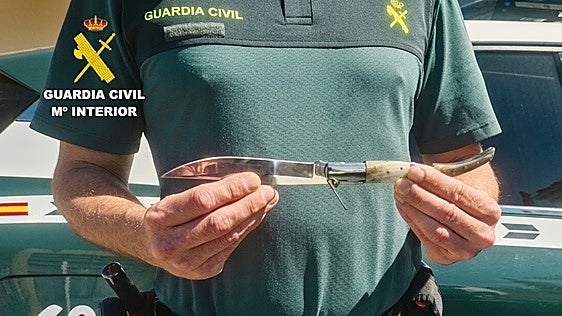 Detenida una joven de 18 años en Suances con nueve envoltorios de cocaína y una navaja de 30 centímetros