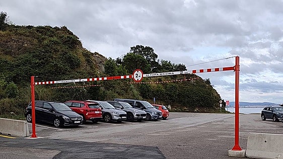 Colocan gálibos en la playa de Pedreña para impedir la pernocta de autocaravanas