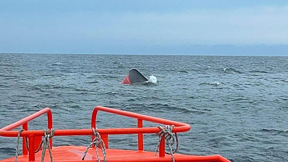 Rescatados los dos tripulantes del pesquero Comillas Tercero tras incendiarse al norte de Castro Urdiales