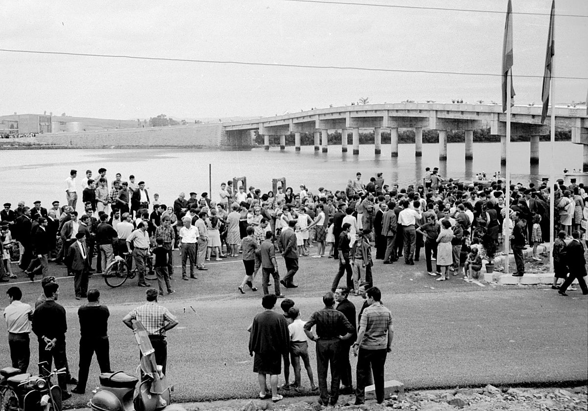 El puente de Pontejos celebra 60 años con la misma imagen y a la espera de su arreglo | El Diario Montañés