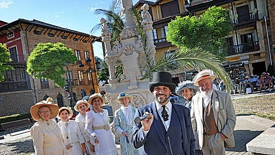 Comillas se viste de blanco en un soleado Día del Indiano
