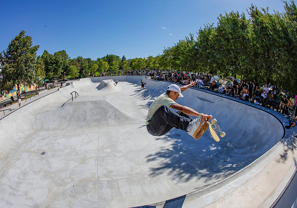 Acróbatas del patinete estrenan el skate park de Torrelavega en el Garbage Fest 2026