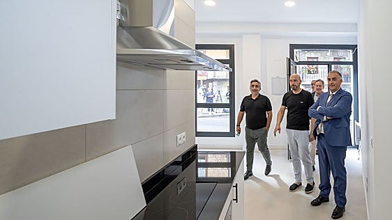 Fomento inaugura tres viviendas públicas en Laredo y anuncia otras 27 en la Puebla Vieja