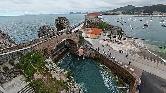 La moda de los saltos temerarios se extiende al rompeolas de Castro y al embalse del Ebro