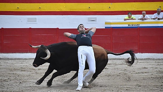 Rodrigo Burón gana el concurso de recortadores de Ampuero