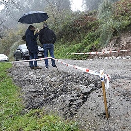 El concejal de Obras, José Luis Urraca, y el pedáneo de Viérnoles, Eduardo Trueba, visitan la carretera afectada.