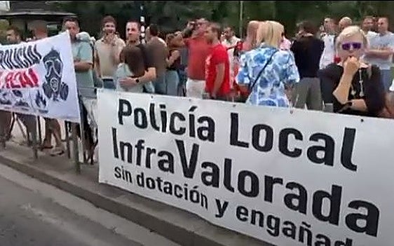 La Policía Local hace visibles sus reivindicaciones en la inauguración de Faro Santander