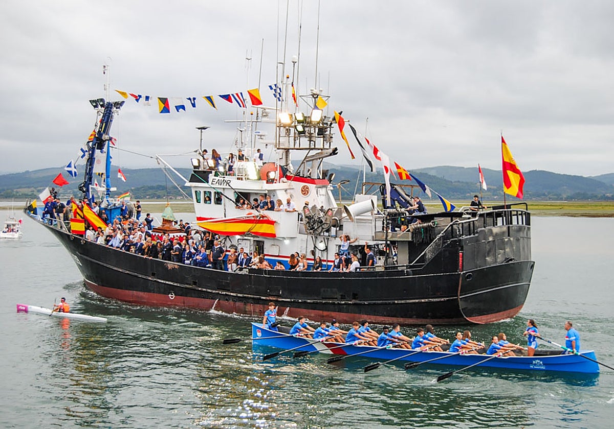 Santoña pasea a su patrona entre miradas de emoción